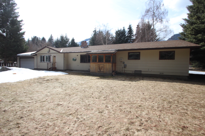 Leavenworth Home on a 1.06 acre Level Lot