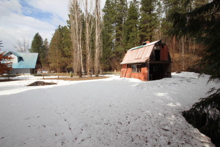Leavenworth Home on a 1.06 acre Level Lot