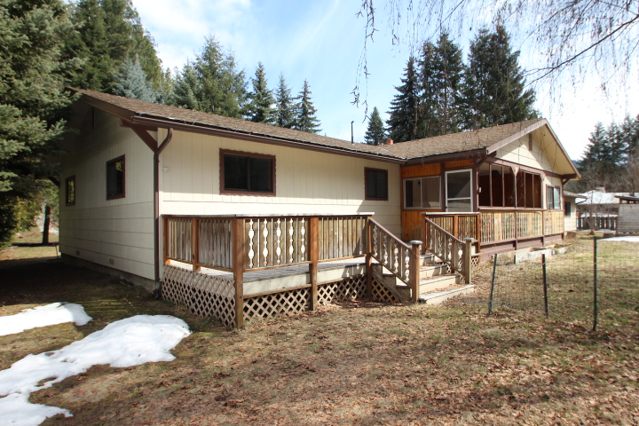Leavenworth Home on a 1.06 acre Level Lot