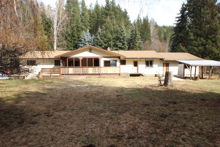 Leavenworth Home on a 1.06 acre Level Lot