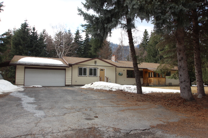 Leavenworth Home on a 1.06 acre Level Lot